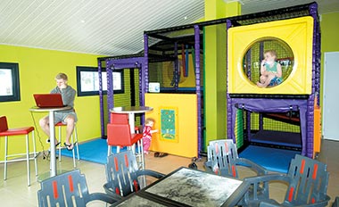 Bar met wifi-toegang en speelstructuur voor kinderen op de camping in de buurt van Saint-Gilles-Croix-de-Vie