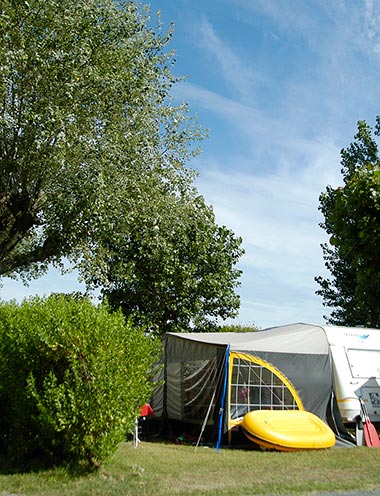 Caravan with extension on a camping pitch in Saint-Hilaire-de-Riez