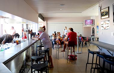 Bar mit Fußballübertragung auf dem Campingplatz Les Écureuils in der Nähe von Saint-Jean-de-Monts