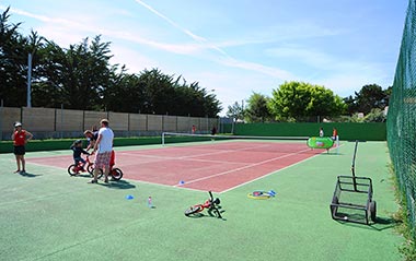 Children on the tennis court at Les Écureuils campsite near Saint-Jean-de-Monts