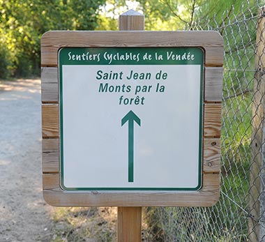 Ortseingangsschild an einem Radweg in der Vendée bei Saint-Jean-de-Monts