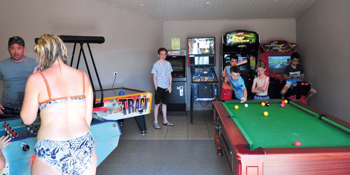 Salle de jeux avec billards et baby-foot au camping Les Écureuils à Saint-Hilaire-de-Riez