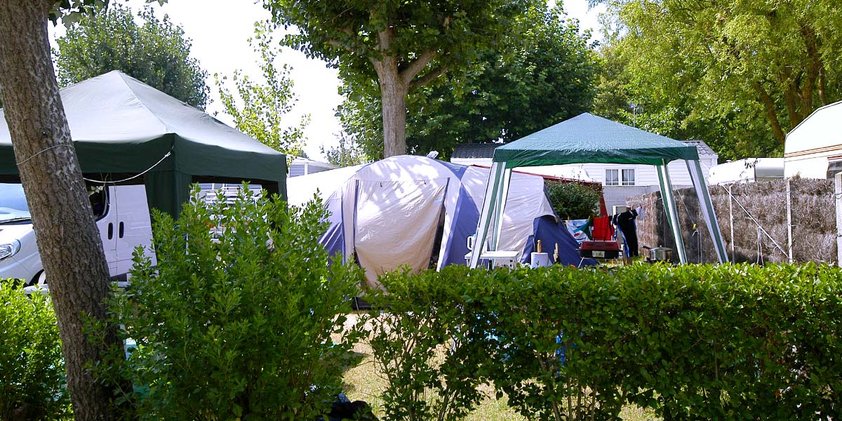 Hecke, die einen Zeltplatz in der Vendée in Saint-Hilaire-de-Riez begrenzt