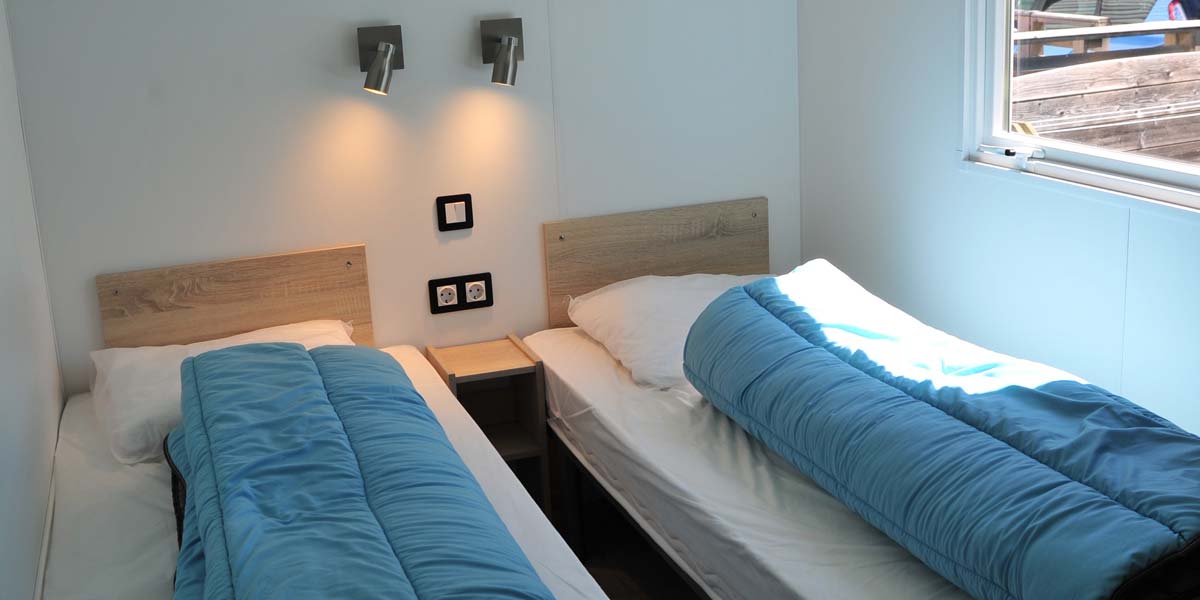 Tweepersoonskamer met 2 aparte bedden van een stacaravan te huur op de camping in Saint-Hilaire-de-Riez