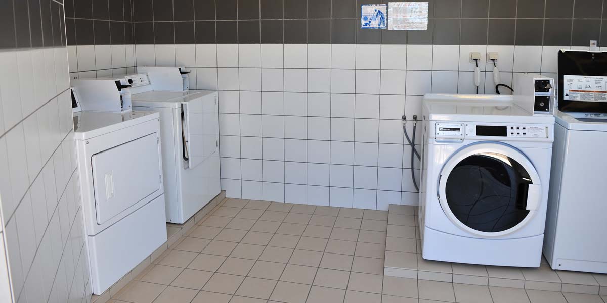 Wasmachine en droger in de wasruimte van de camping in Saint-Hilaire-de-Riez