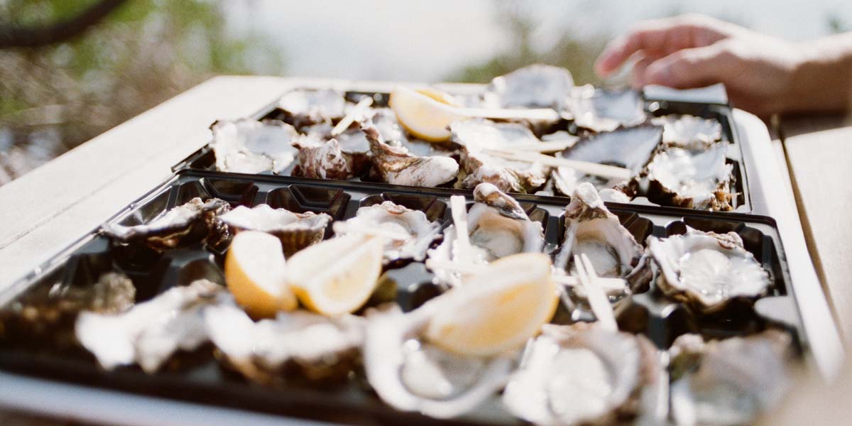 Bord Vendée oesters met schijfjes citroen op camping Les Écureuils