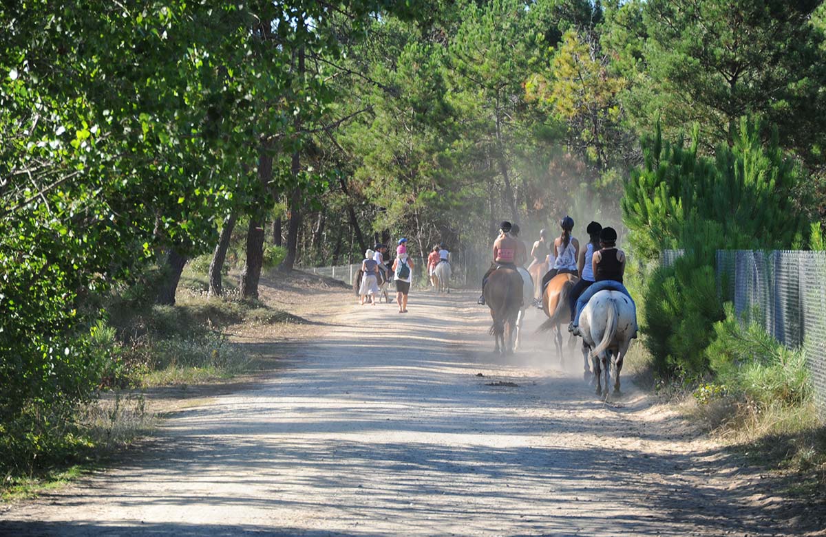 Cavaliers et promeneurs sur un chemin vers le bord de mer depuis le camping Les Écureuils