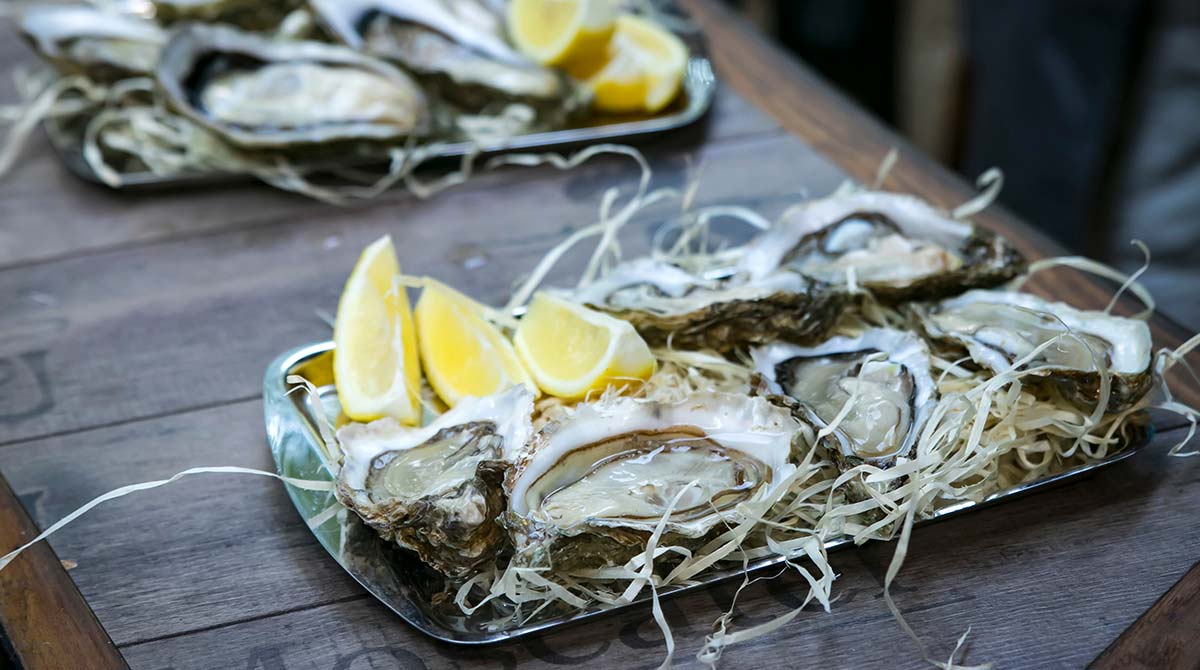 Bord Vendée oesters met schijfjes citroen op camping Les Écureuils