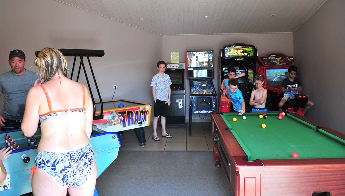 Salle de jeux avec billards et baby-foot au camping Les Écureuils à Saint-Hilaire-de-Riez