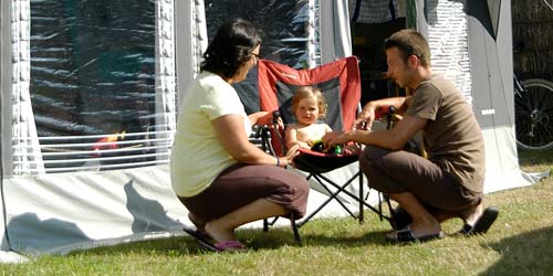 Parents with their child in front of a mobile home rental near Saint-Gilles-Croix-de-Vie