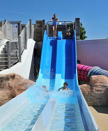 Kinderen in een van de waterglijbanen van de camping bij Saint-Gilles-Croix-de-Vie