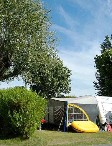 Caravan met aanbouw op kampeerplaats in Saint-Hilaire-de-Riez