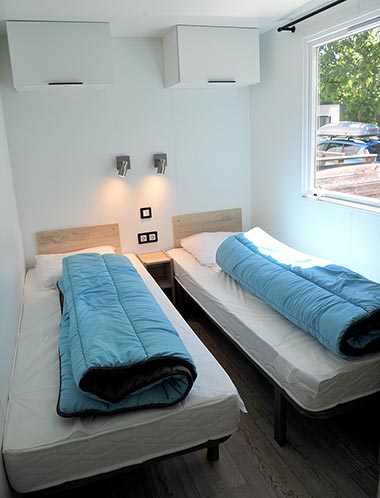 Room with two single beds at the campsite near Saint-Gilles-Croix-de-Vie