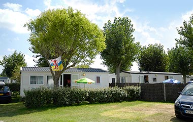 Verhuur van stacaravans onder de bomen in Saint-Hilaire-de-Riez in de buurt van Saint-Gilles-Croix-de-Vie