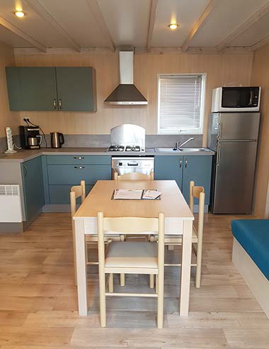 Cuisine entièrement équipée dans une location de mobil-home près de Saint-Jean-de-Monts