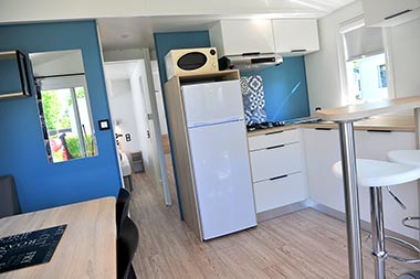 Cuisine tout confort dans une location de mobil-home près de Saint-Jean-de-Monts