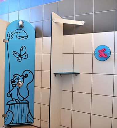 De kinderhoek in het toiletgebouw en de minidouches op de camping in Vendée