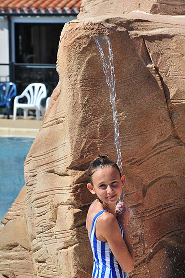 Fillette sous une fontaine au camping à Saint-Hilaire-de-Riez en Vendée