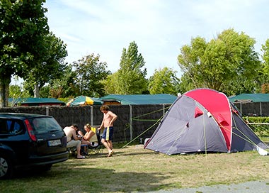 Campers, tent en auto op een camping in Vendée