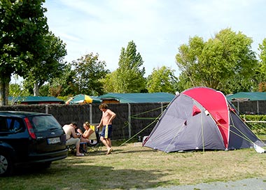 Campeurs, tente et voiture sur un emplacement de camping en Vendée