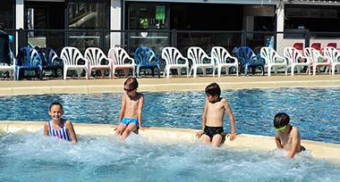 Kinderen in de jacuzzi van het waterpark in Saint-Hilaire-de-Riez