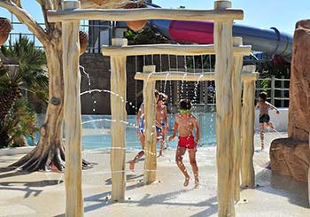 Enfants jouant sous des jets d'eau au camping près de Saint-Jean-de-Monts
