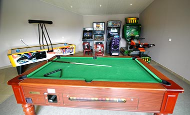 Salle de jeux avec billards et baby-foot au camping Les Écureuils à Saint-Hilaire-de-Riez