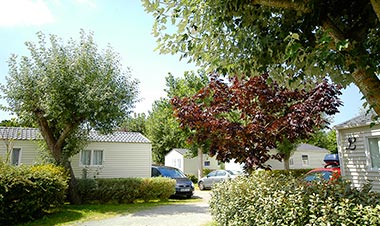 Parc du camping Les Écureuils avec ses locations de mobil-home à Saint-Hilaire-de-Riez