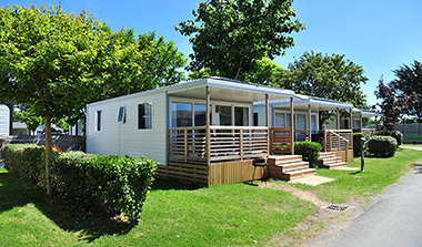 Mobile home with covered terrace at Les Écureuils campsite in Vendée