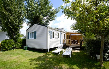 Ligstoel en tuin van een stacaravan op camping Les Écureuils in Vendée