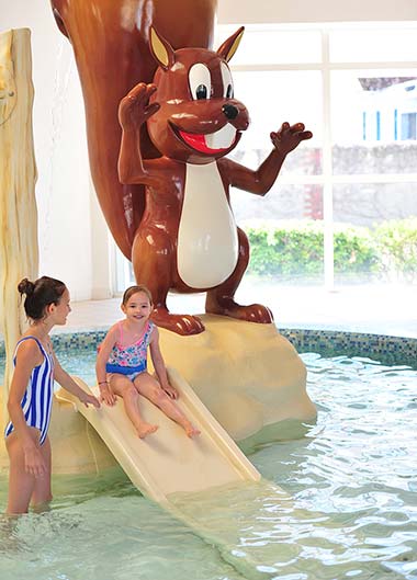 The squirrel mascot of the campsite in the covered paddling pool in Vendée