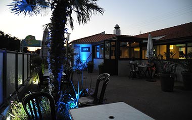 Terrasse nocturne du restaurant Amy's House au camping Les Écureuils à Saint-Hilaire-de-Riez