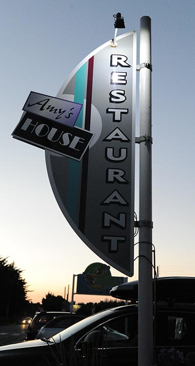 Sign indicating the restaurant Amy's House in Saint-Hilaire-de-Riez