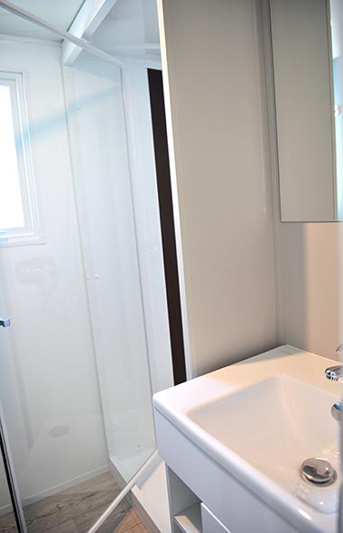 Lavabo d'une location de mobil-home au camping en Vendée