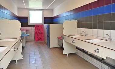 De kinderhoek in het toiletgebouw en de minidouches op de camping in Vendée
