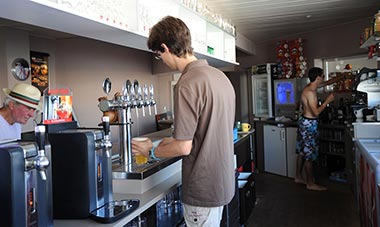 Barman in de campingbar Les Écureuils in de buurt van Saint-Gilles-Croix-de-Vie