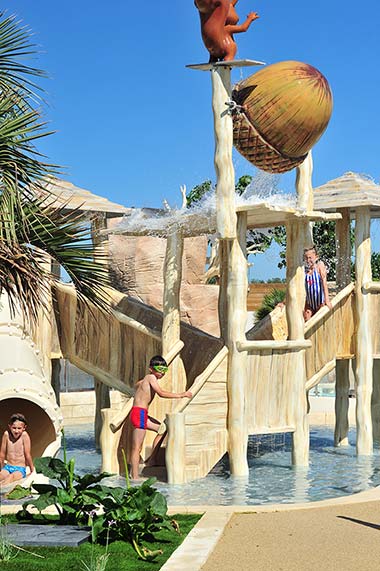 Speelse en aquatische structuur in het waterpark van de camping in Vendée