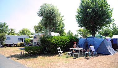 Campers having lunch on a tent pitch at the campsite in Saint-Hilaire-de-Riez