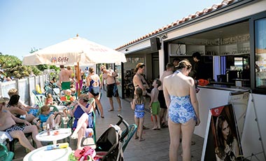 Bar terrace with parasol at Les Écureuils campsite near Saint-Jean-de-Monts