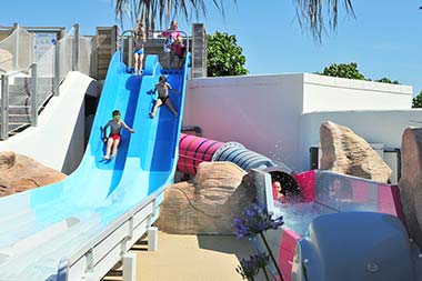 Arrival of three water slides at Les Écureuils campsite near Saint-Gilles-Croix-de-Vie