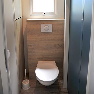 WC séparé d'un mobil-home à louer au camping Les Écureuils proche de Saint-Gilles-Croix-de-Vie