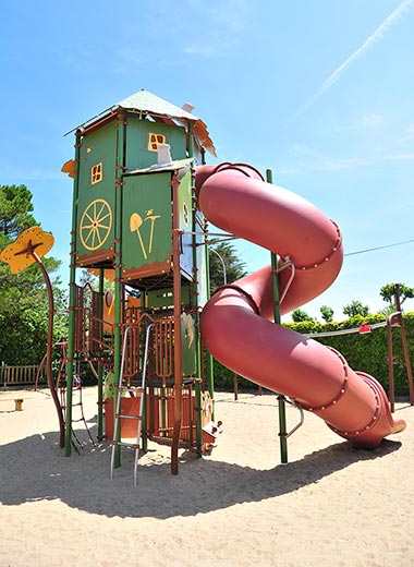 Klimtoren en glijbaan op het zand op camping Les Écureuils in Saint-Hilaire-de-Riez