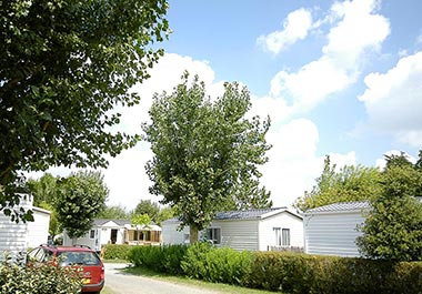 Oprit van het campingpark Les Écureuils en de verhuur van stacaravans in Saint-Hilaire-de-Riez