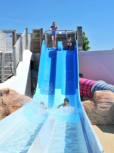 Kinderen in een van de waterglijbanen van de camping bij Saint-Gilles-Croix-de-Vie