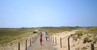 Chemin à travers les dunes à Saint-Hilaire-de-Riez près du camping