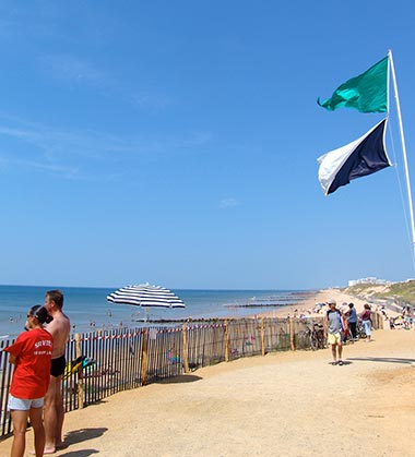 Überwachter Strand in Saint-Hilaire-de-Riez in der Vendée in der Nähe des Campingplatzes Les Écureuils