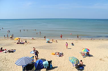 Feiner Sandstrand mit Sonnenschirm in der Vendée in Saint-Hilaire-de-Riez