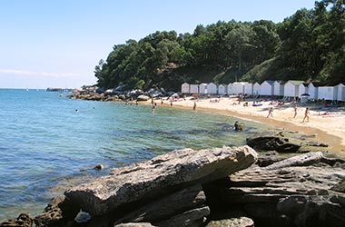 Plage à Noirmoutier avec rochers et cabanes en Vendée