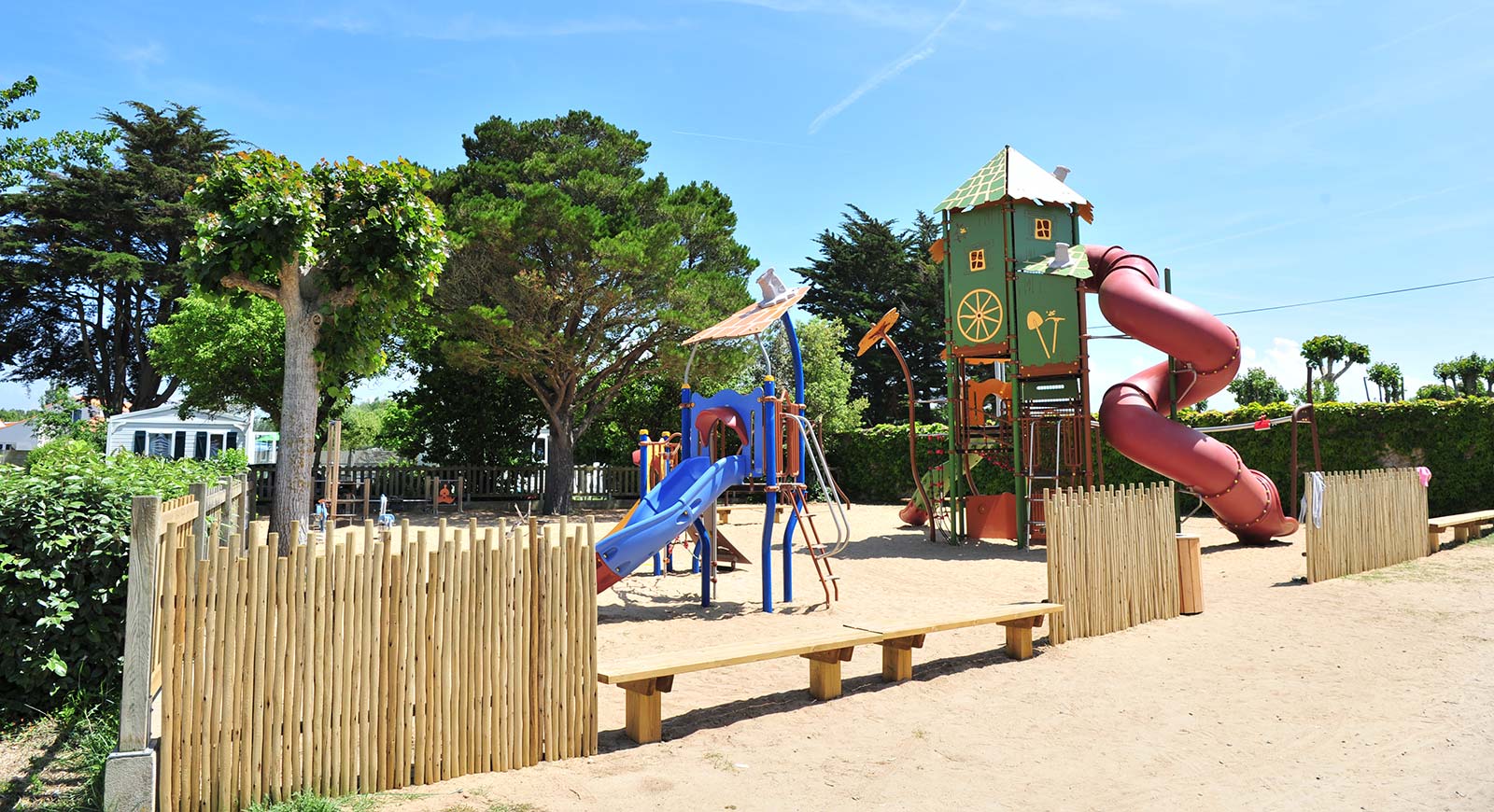 De kinderspeeltuin met glijbanen en speeltoestel op de camping in Saint-Hilaire-de-Riez