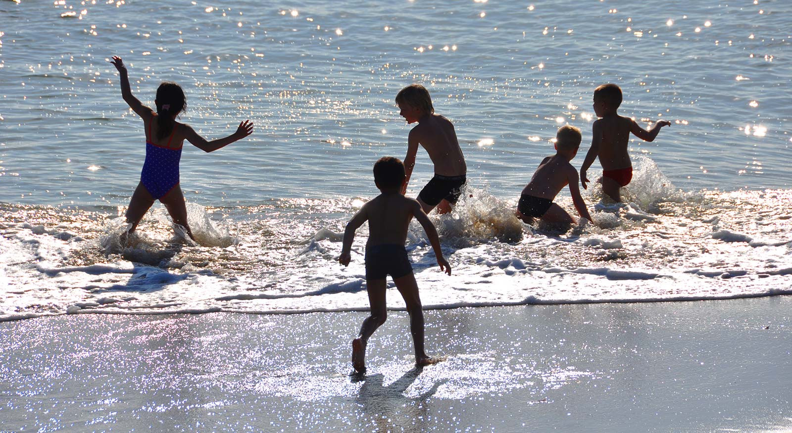 Enfants jouant en bord de mer près du camping Les Écureuils à Saint-Hilaire-de-Riez